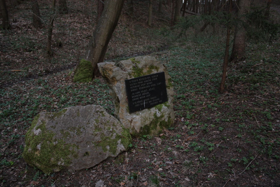 V těchto místech pokácel Rudolf Těsnohlídek strom, kterým zatopil v kamnech když pekl Lidušku.