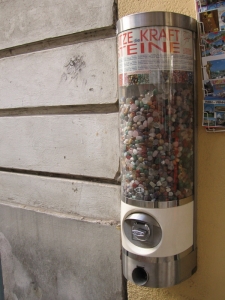 Představte si, že ve tři hodiny ráno budete potřebovat nějaké kamení. Nejbližší kameník už má dávno zavřeno, ale žijete-li ve Vídni, stačí  najít jeden z těchto automatů a nakoupit si kamení, kolik je libo.