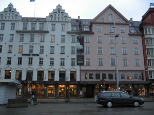 Reklama na film Hořké květiny, odehrávající se v Bergenu.