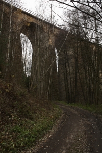 Cesta pod viaduktem