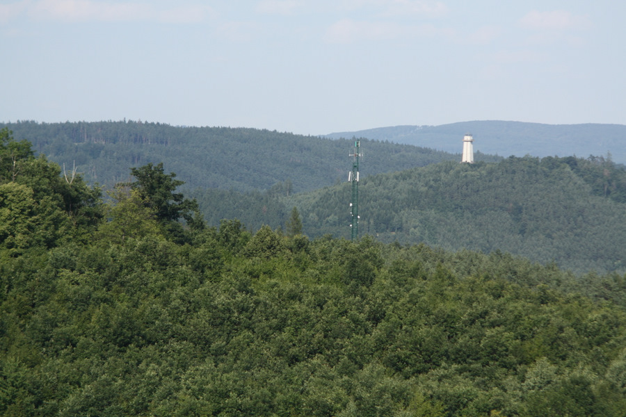 Krajina se stožárem a rozhlednou.