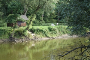 Přes tuto řeku musí přeplavat Slováci, kteří u nás chtějí pracovat a studovat.